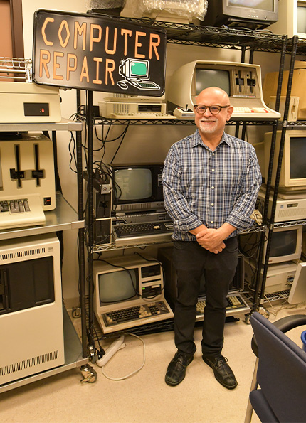 MIS Professor Emilio Collar’s hobby inspires a new lab space, a new course, and a growing student club